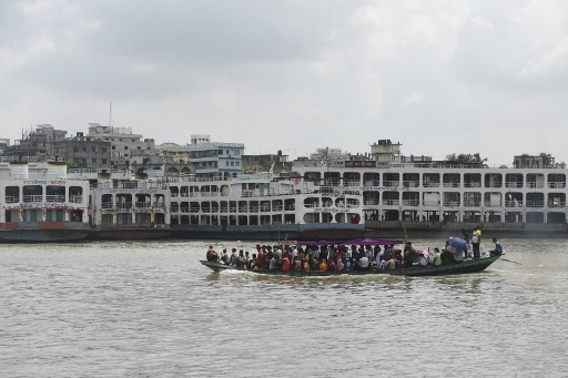 Naufrage d'un ferry au Bangladesh, recherche de survivants en cours