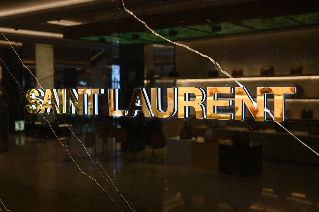 Un an après la rébellion de Saint Laurent, la mode sort du cadre