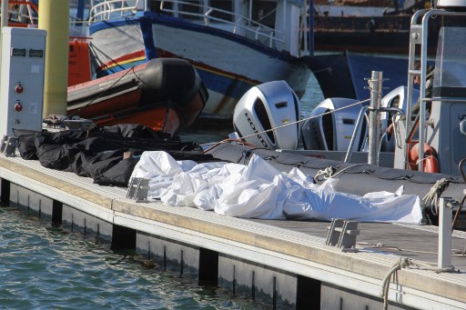 Une photo prise au port de Sfax dans le centre de la Tunisie montre les corps retrouvés de 20 migrants d'Afrique subsaharienne après que leur bateau a chaviré en mer, le 24 décembre 2020. (Houssem Zouari/AFP)