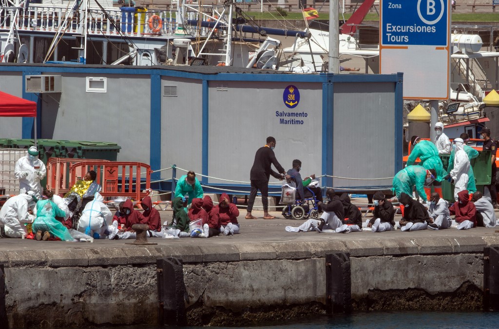Un navire de migrants avec 24 cadavres à bord arrive aux Canaries