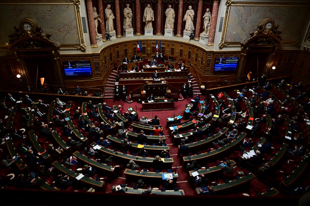 e Sénat, à majorité de droite, s'est prononcé vendredi pour faire obstacle à la délivrance ou au renouvellement des titres de séjour en France d'étrangers qui rejetteraient « manifestement les principes de la République ». MARTIN BUREAU / AFP