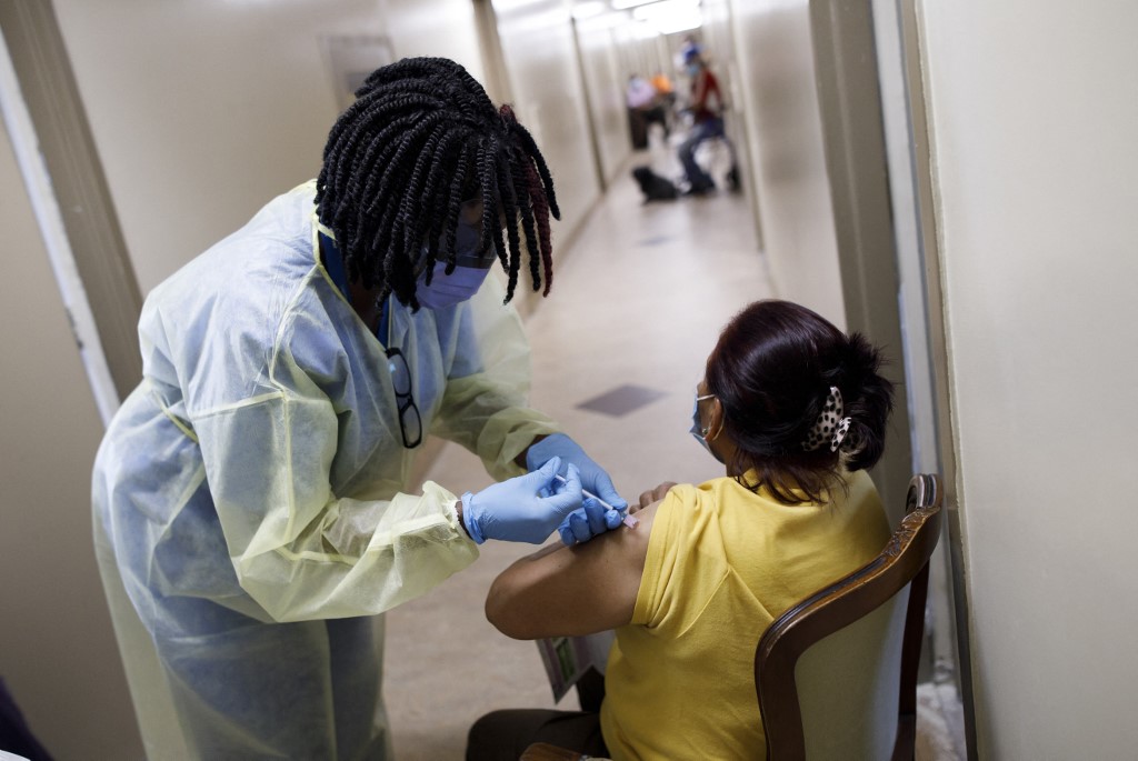 Covid-19: le Canada durcit les restrictions, la vaccination peine à décoller