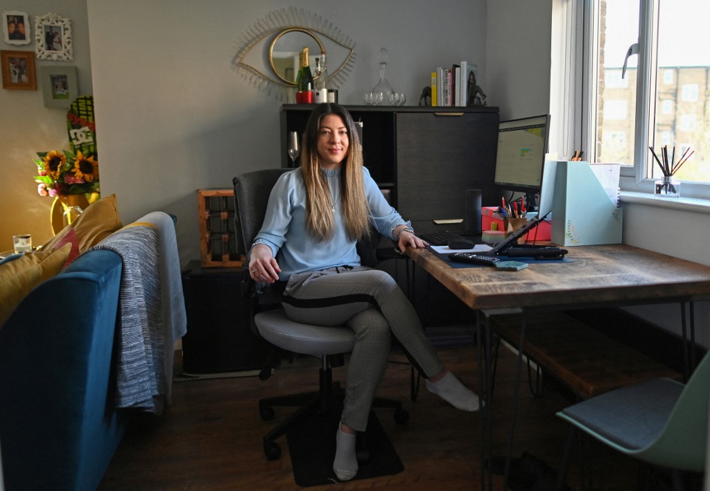 Entre maison et bureau, la pandémie fait muter le travail au Royaume-Uni