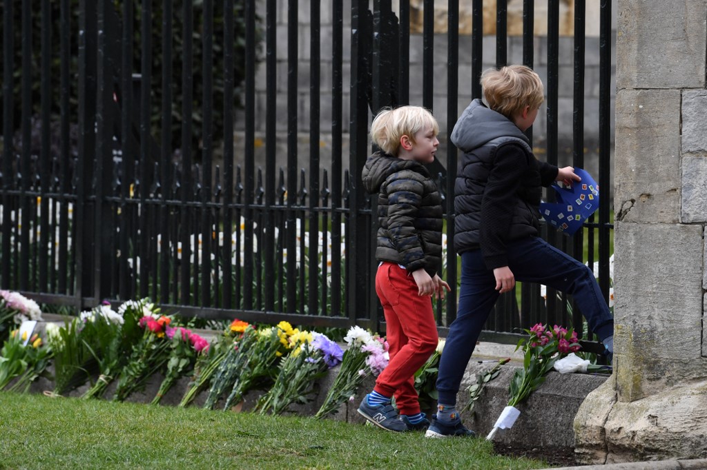 Salves de tirs et recueillement en hommage au prince Philip