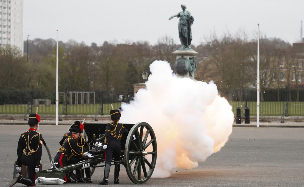 De Londres à Gibraltar, coups de canon en hommage au prince Philip