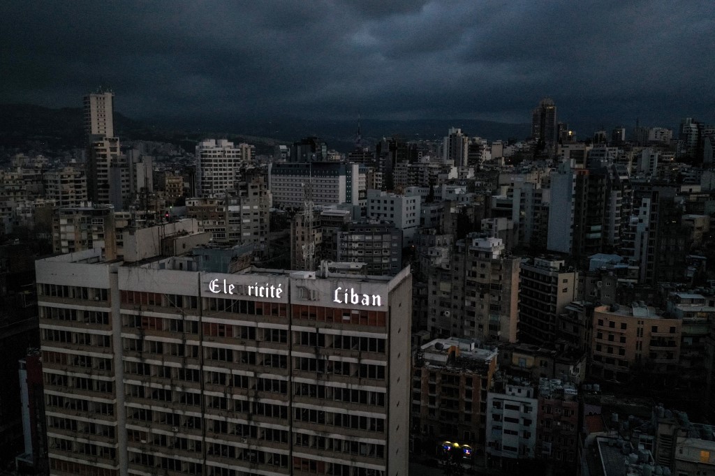 Nids-de-poule et quartiers plongés dans le noir: Beyrouth coule-t-il?
