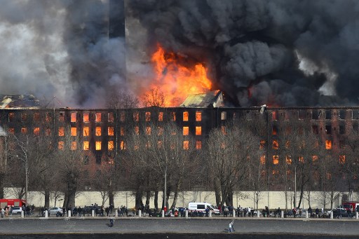 Gigantesque incendie dans une fabrique historique de Saint-Pétersbourg