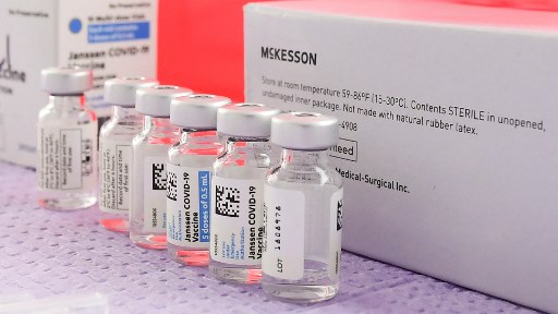 Le vaccin Johnson & Johnson sera administré comme prévu aux plus de 55 ans en France, selon Attal