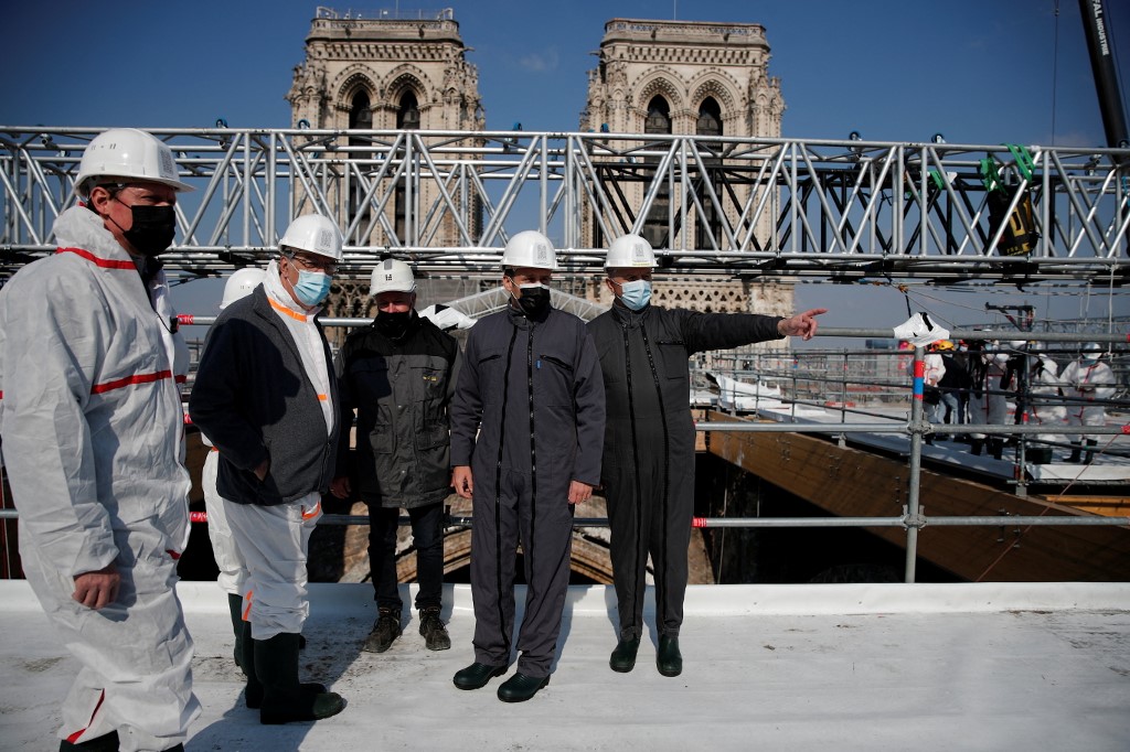 Notre-Dame : Macron sur le toit en travaux, deux ans après l'incendie