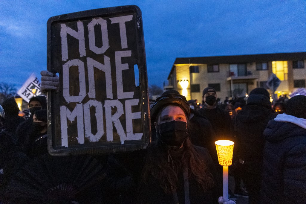 Avec l'accumulation de vidéos incriminantes, la pression monte sur la police aux Etats-Unis