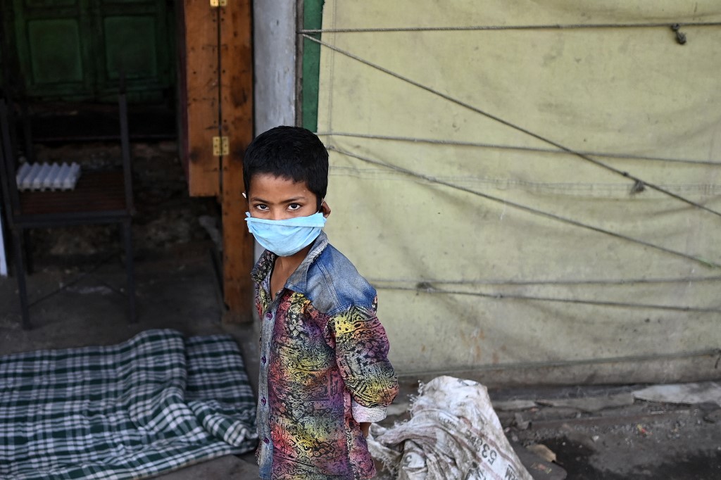 Inde: l'épidémie flambe, New Delhi et les grandes villes confinées pour le week-end
