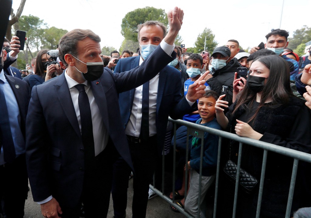Dans le sud de la France, Macron parle sécurité mais est interpellé sur la mixité