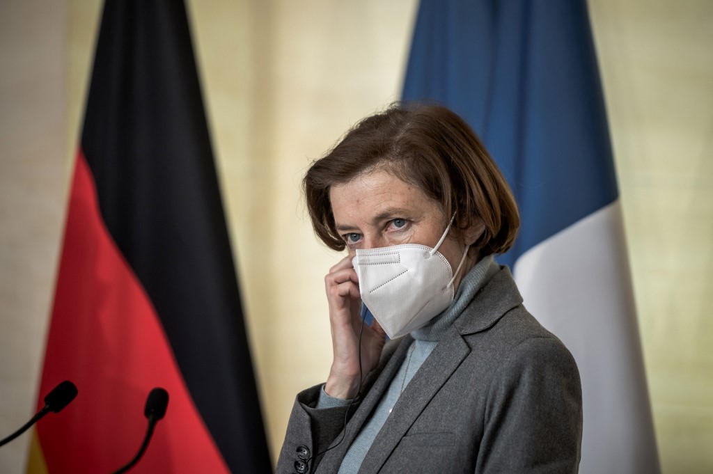 Tribune de militaires: la ministre des Armées demande des sanctions