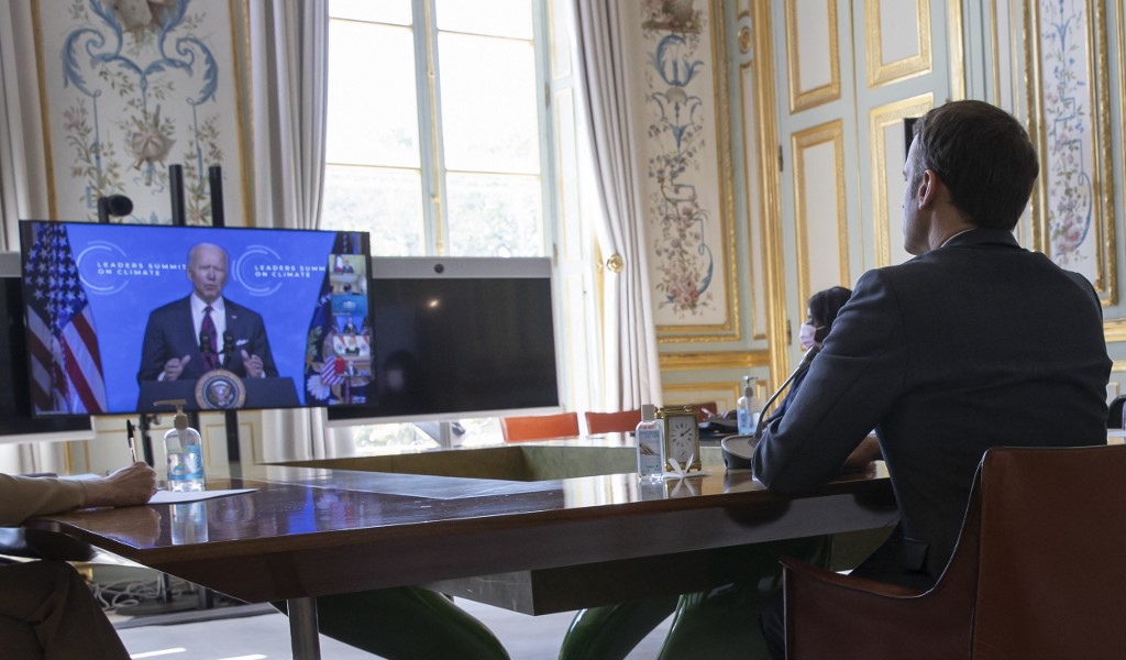 Climat: Biden monte au front, le monde salue le retour de l'Amérique