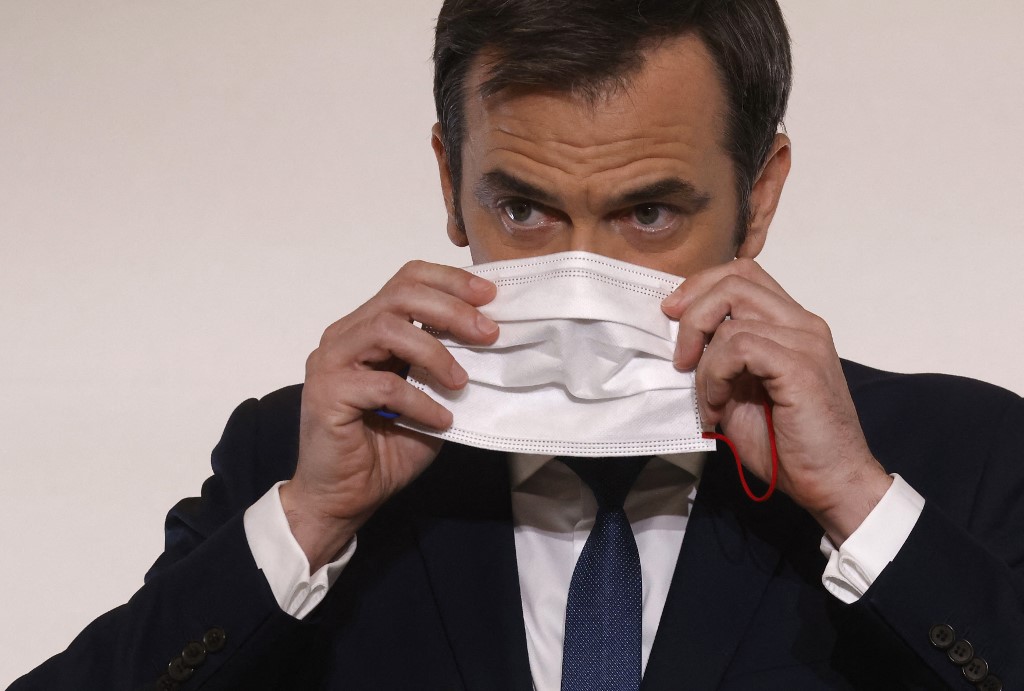 France: les vaccinés peuvent baisser un coin de masque, selon le Haut Conseil de santé
