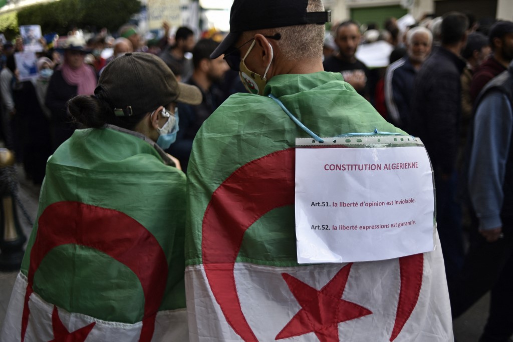 Algérie: des milliers de manifestants face à une répression qui s'accroît