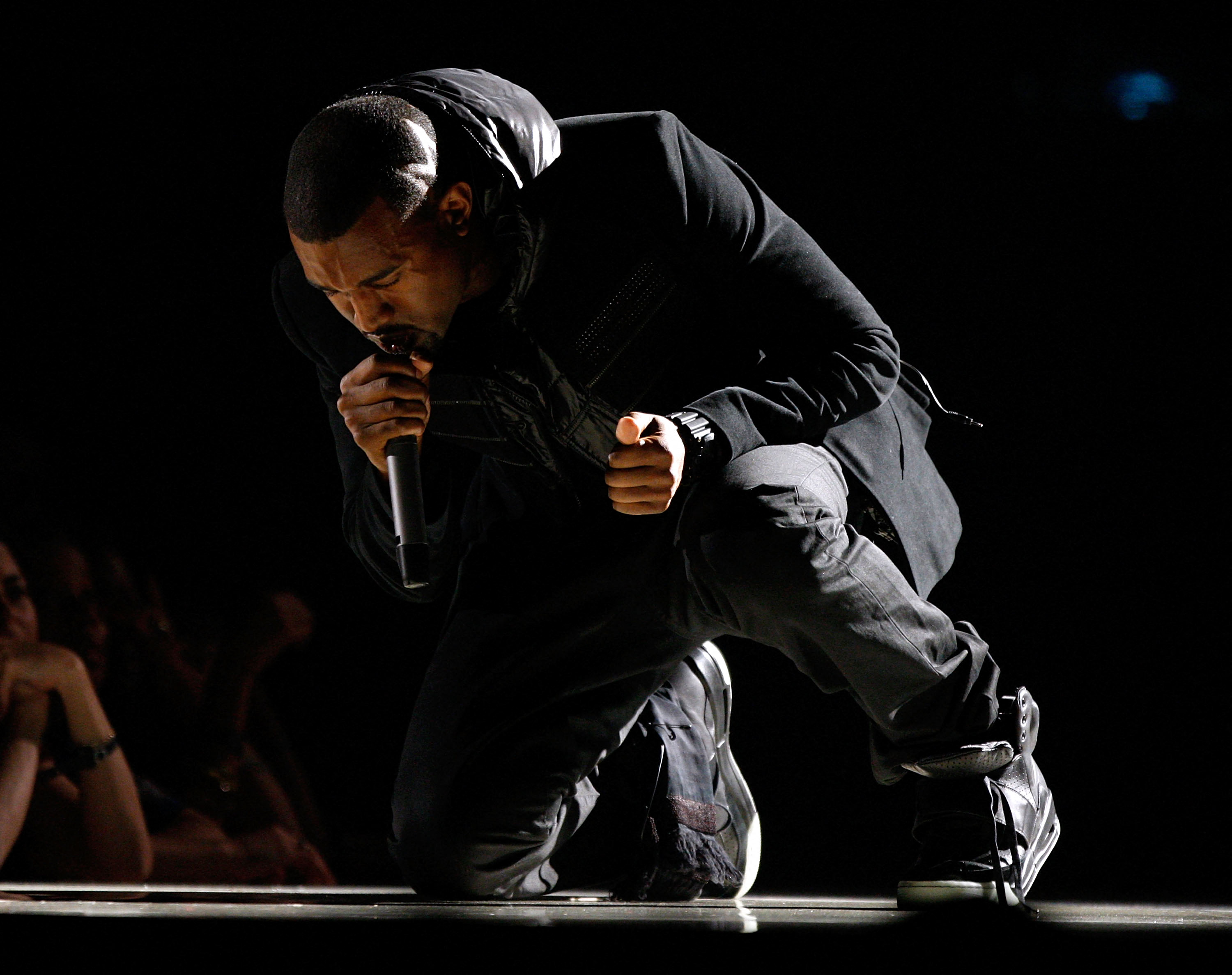 Des baskets de Kanye West vendues 1,8 million de dollars, nouveau record