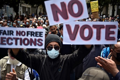 Algérie: des milliers de manifestants du Hirak contre la répression du mouvement