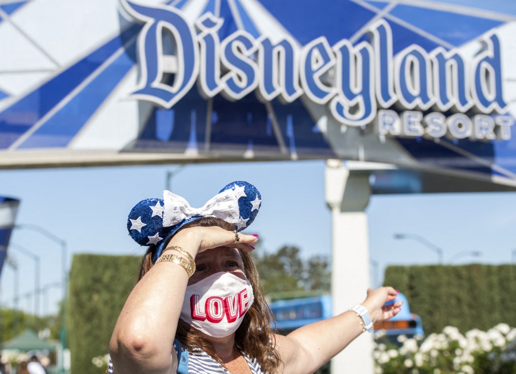 Disneyland rouvre enfin ses portes en Californie, les fans exultent
