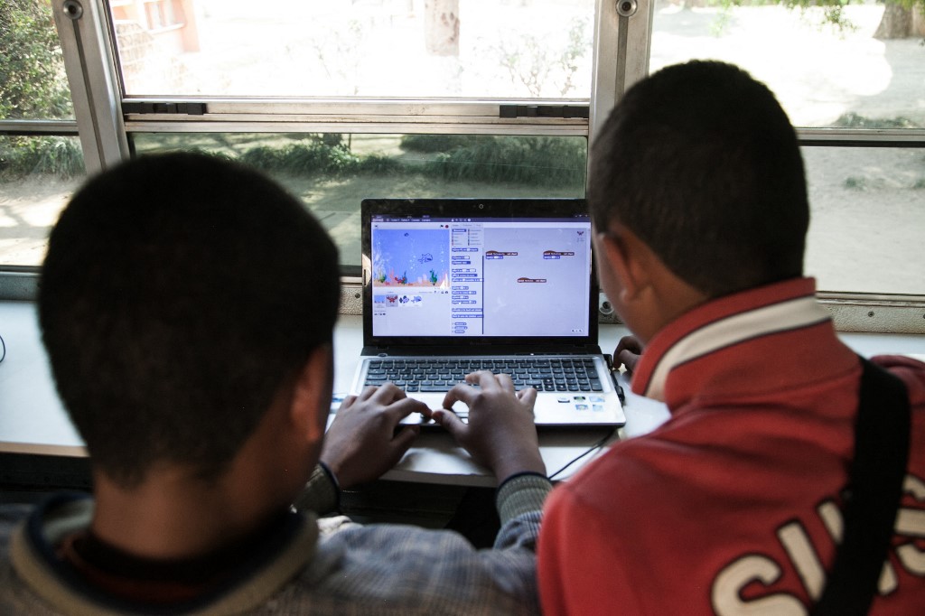 Le programme Elife a pour objectif de faciliter l’insertion professionnelle des jeunes diplômés des gouvernorats de l’intérieur du pays dans les métiers du numérique. (Archive / RIJASOLO / AFP)