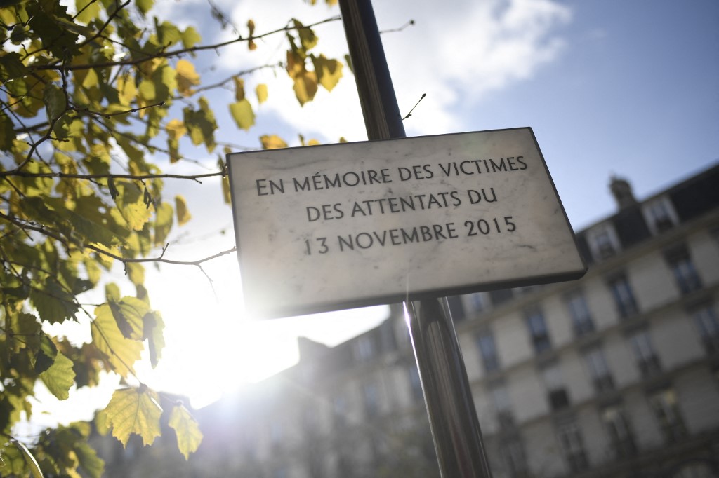 Une photo prise sur le boulevard Voltaire à Paris le 13 novembre 2017 lors d'une cérémonie marquant l'anniversaire des attentats terroristes de novembre 2015 montre une plaque commémorant les victimes. STEPHANE DE SAKUTIN / AFP