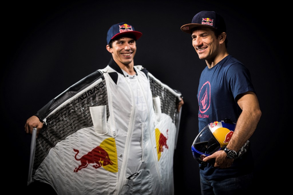 Les sauteurs en wingsuit français Fred Fugen (R) et Vince Reffet (L), également connu sous le nom de 'Soul Flyers', posent lors d'une séance photo le 28 novembre 2017 à Paris. Lionel BONAVENTURE / AFP