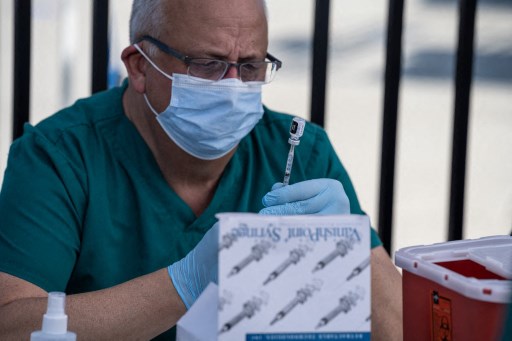Les Américains vaccinés peuvent enlever le masque en extérieur, hors des foules