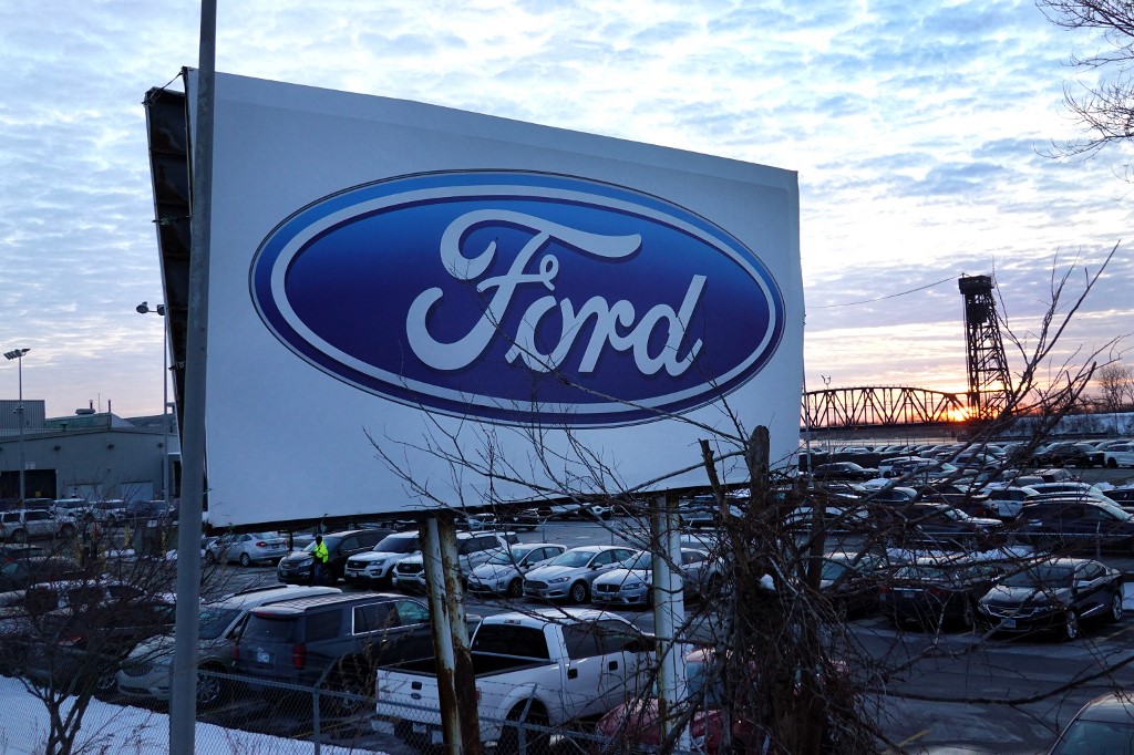 Chez Ford, la pénurie de puces divise la production par deux