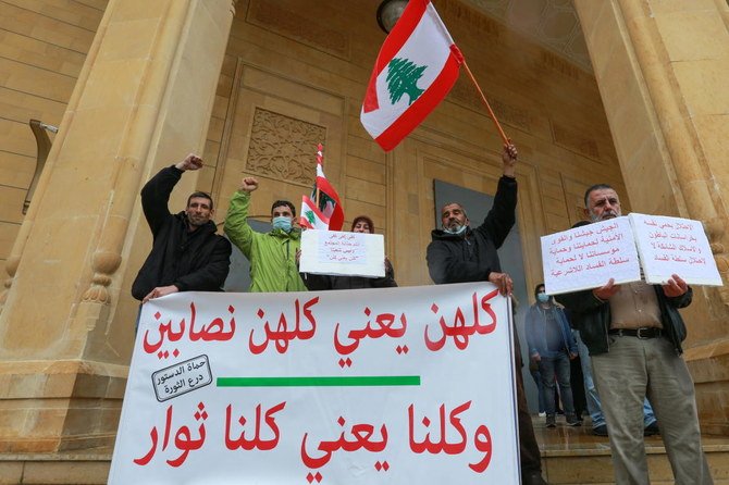 Des manifestants libanais déçus retournent dans la rue, exigeant la sortie de l'impasse