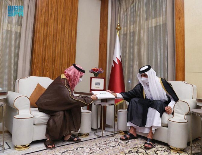 L’émir du Qatar, Cheikh Tamim ben Hamad, reçoit le ministre saoudien des Affaires étrangères, le prince Faisal ben Farhan, à Doha. (SPA)