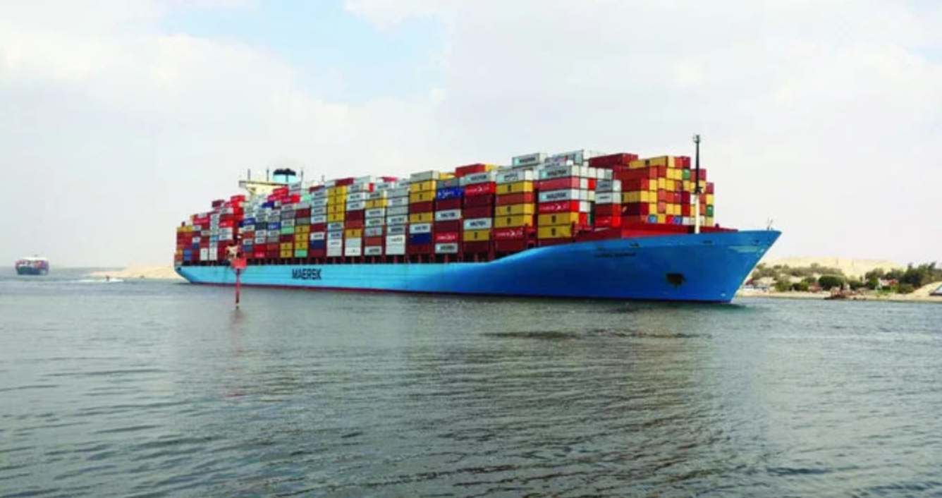 Un porte-conteneurs navigue sur le canal de Suez à Ismaïlia. (Reuters)