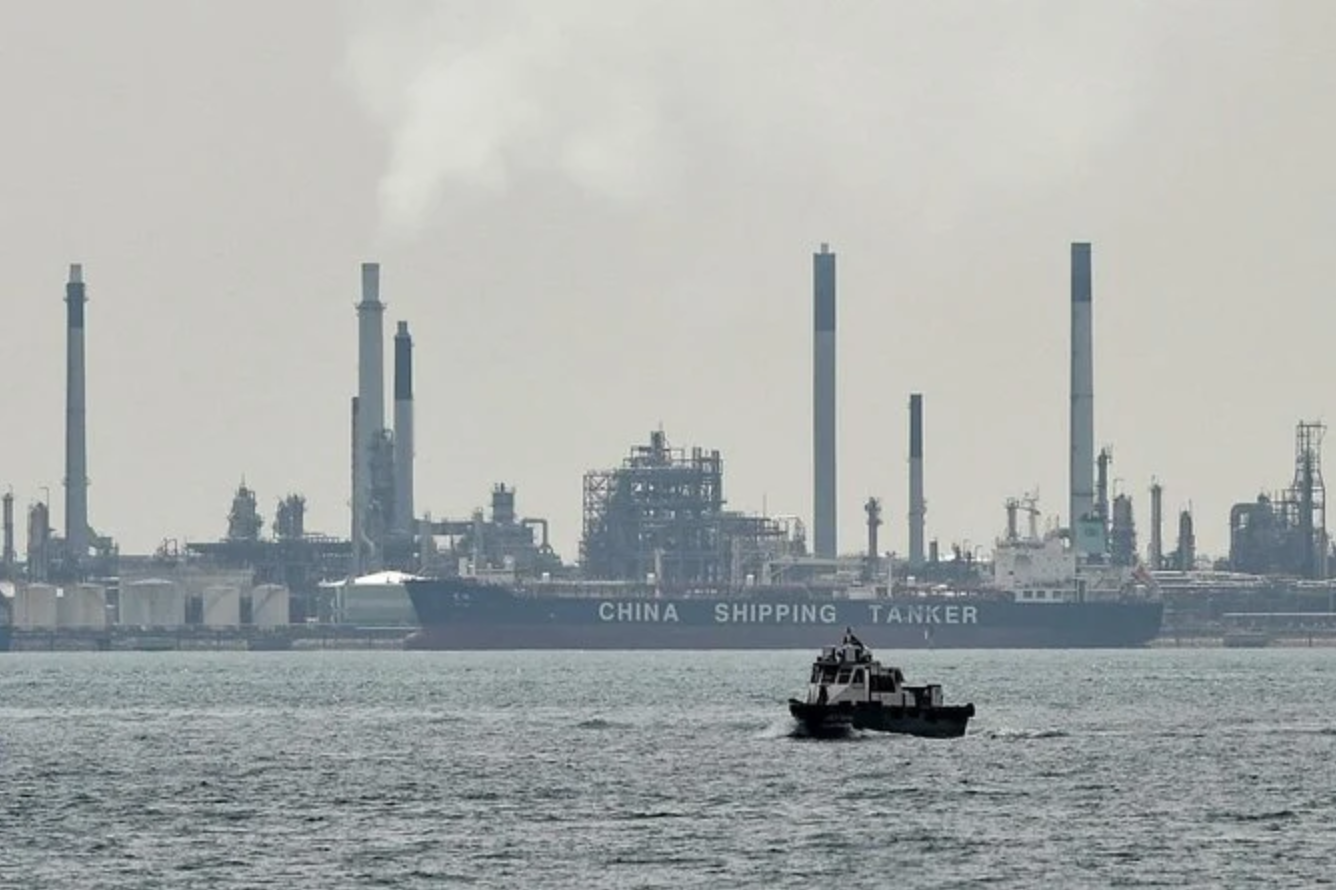 Les prix du pétrole plongent après que l'Opep+ accepte d’alléger ses coupes dans la production