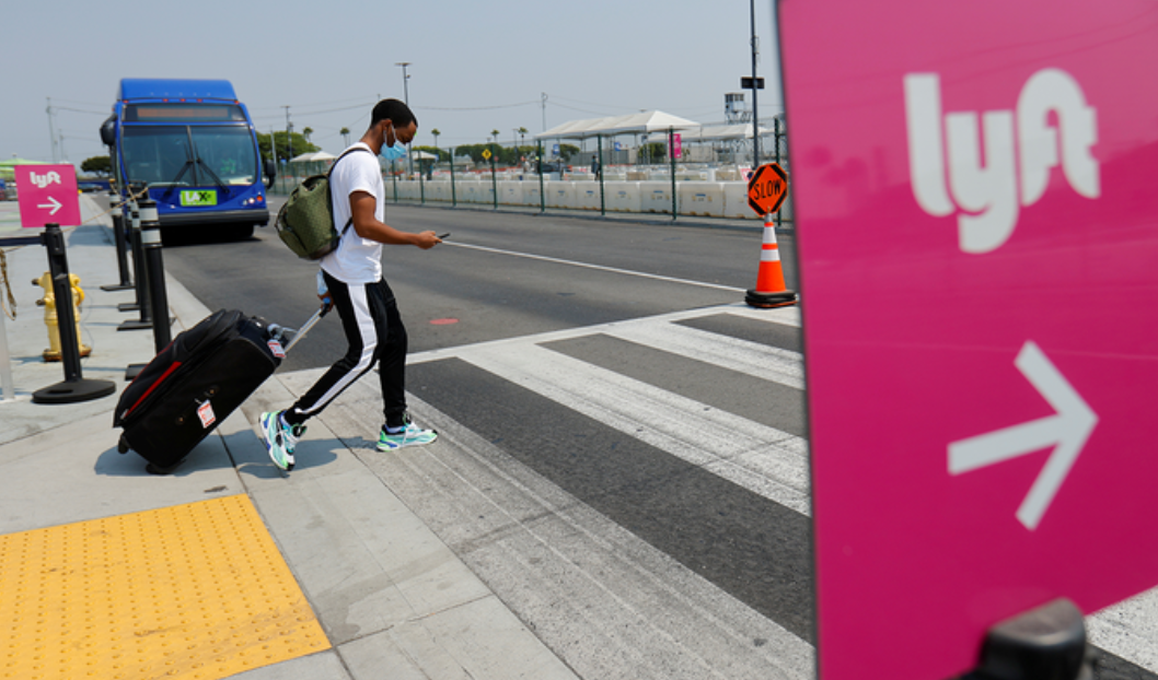 Un voyageur arrivant à l’aéroport international de Los Angeles recherche un moyen de transport. (Reuters)
