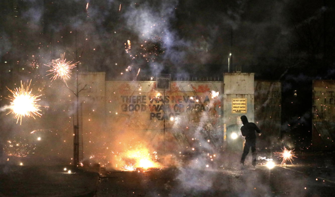 Des feux d’artifices explosent lors d’un affrontement entre les émeutiers nationalistes et loyalistes près du mur de la paix sur Lanark Way à Belfast-Ouest, Irlande du Nord, mercredi 7 avril 2021. (AP)