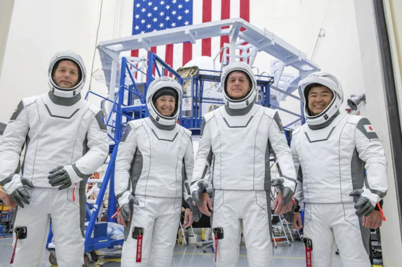 Cette photo non datée mise à disposition par SpaceX au mois d’avril 2021 montre l'équipage du troisième lancement d'astronautes vers l'ISS lors d'une séance d'entraînement à Hawthorne, en Californie. (SpaceX via AP)