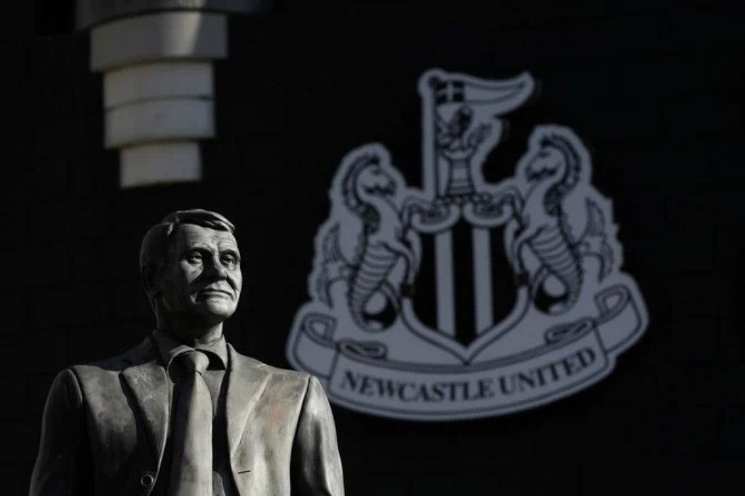 La statue de Bobby Robson devant le St James’ Park de Newcastle United. (Reuters)