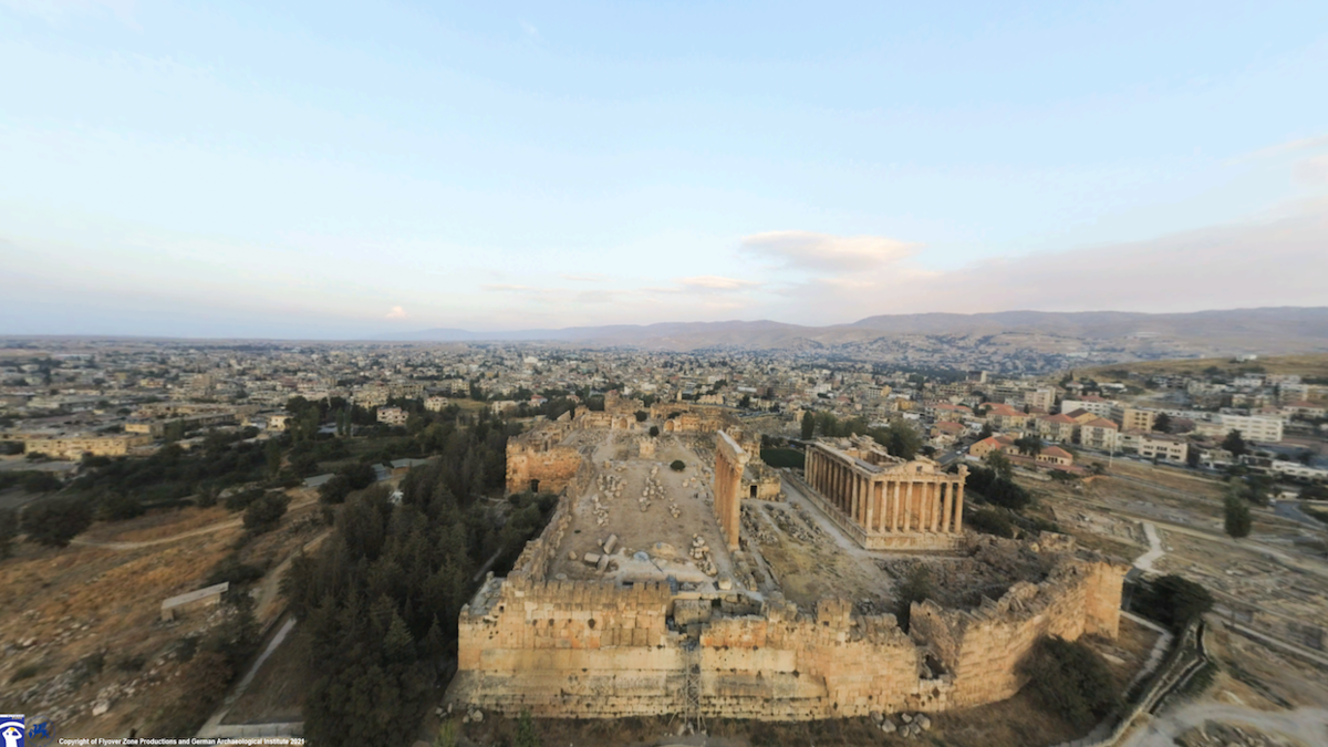 Le graphisme de «Baalbek Reborn» s’est inspiré du livre de l’archéologue allemand du XXe siècle, Theodore Wiegand, documentant ses découvertes à Baalbek. (Photo Fournie)