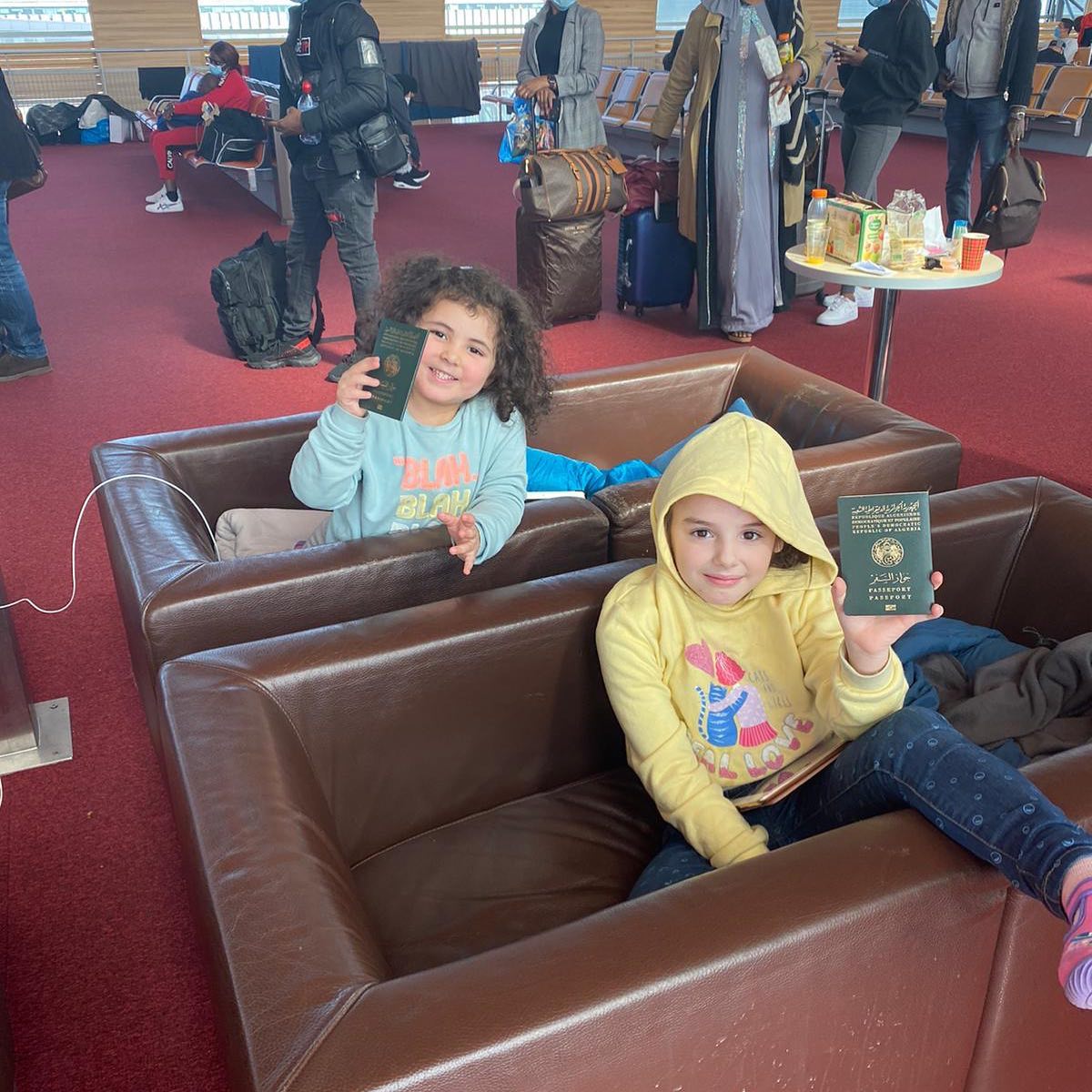 Deux jeunes ressortissantes algériennes coincées à l'aéroport de Roissy. (photo partagée sur la page Facebook de la chef pâtissière&nbsp;Samia Bouchenafa)