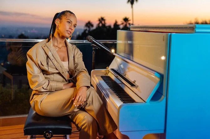 La chanteuse américaine Alicia Keys chante une sérénade à des élèves en Arabie saoudite