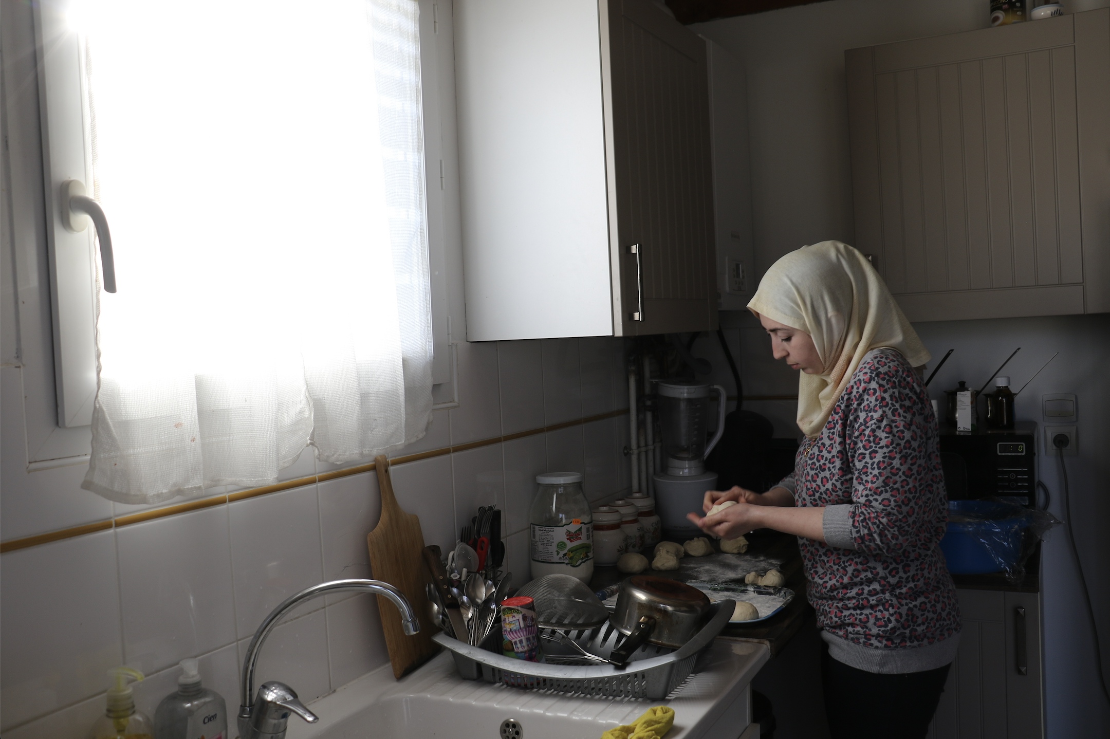 Hilal Rajoub prépare de la soupe, du fattouche et du harhoura dans sa cuisine pour l’iftar. Photo Anne Ilcinkas