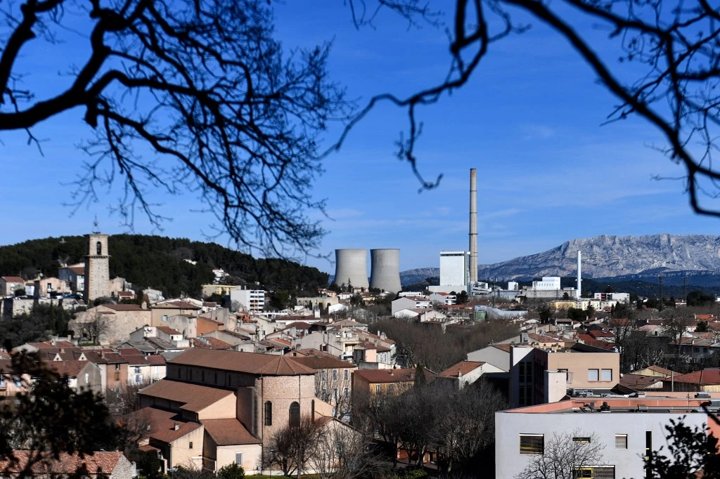 Près de la montagne Sainte-Victoire, un parc éolien face à des vents contraires