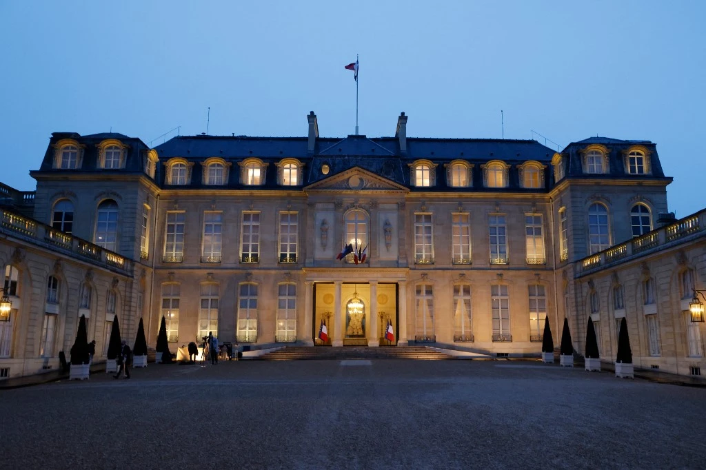 Trois personnes dont un artiste biélorusse interpellées devant l'Élysée avec un tissu enflammé