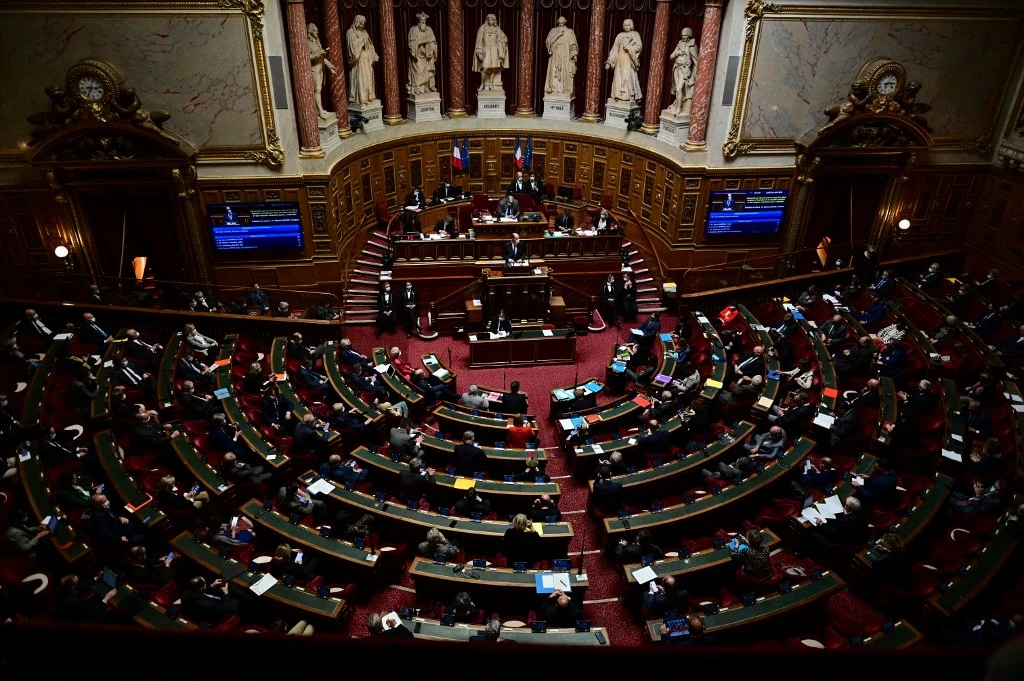 e Sénat, à majorité de droite, s'est prononcé vendredi pour faire obstacle à la délivrance ou au renouvellement des titres de séjour en France d'étrangers qui rejetteraient « manifestement les principes de la République ». MARTIN BUREAU / AFP
