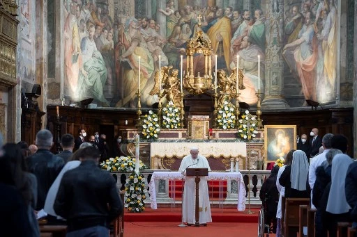 Le pape célèbre la messe avec des prisonniers et des réfugiés