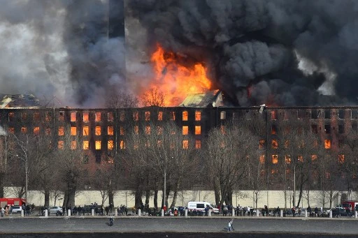 Gigantesque incendie dans une fabrique historique de Saint-Pétersbourg