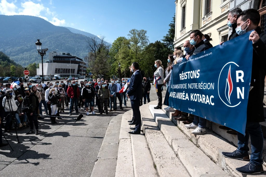Le vote RN s'ancre chez les moins diplômés, les moins riches et les actifs