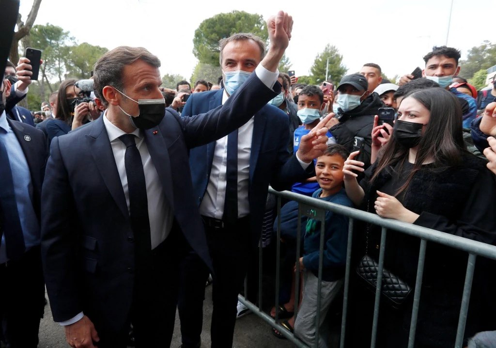 Dans le sud de la France, Macron parle sécurité mais est interpellé sur la mixité
