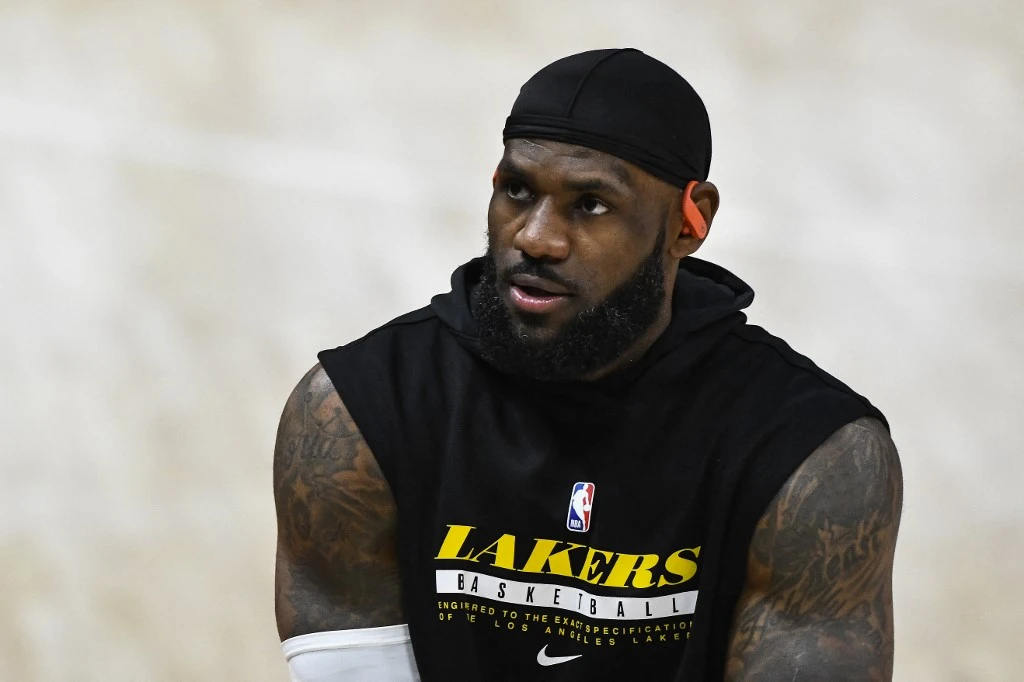 Un tweet de LeBron James visant un policier enflamme la droite américaine
