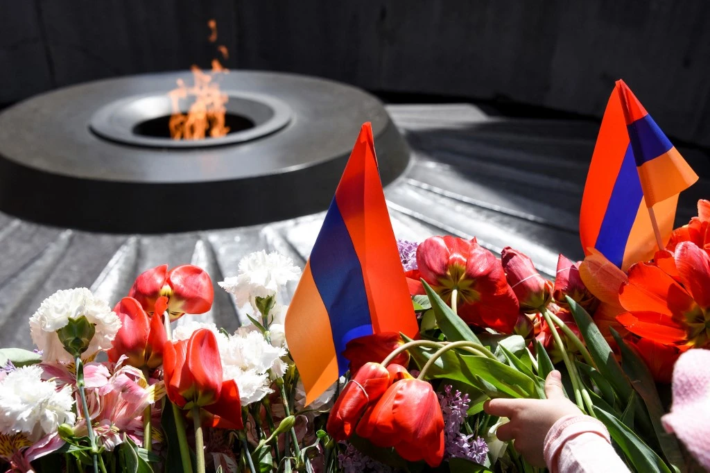 A Erevan, des bougies et des fleurs pour commémorer le massacre des Arméniens
