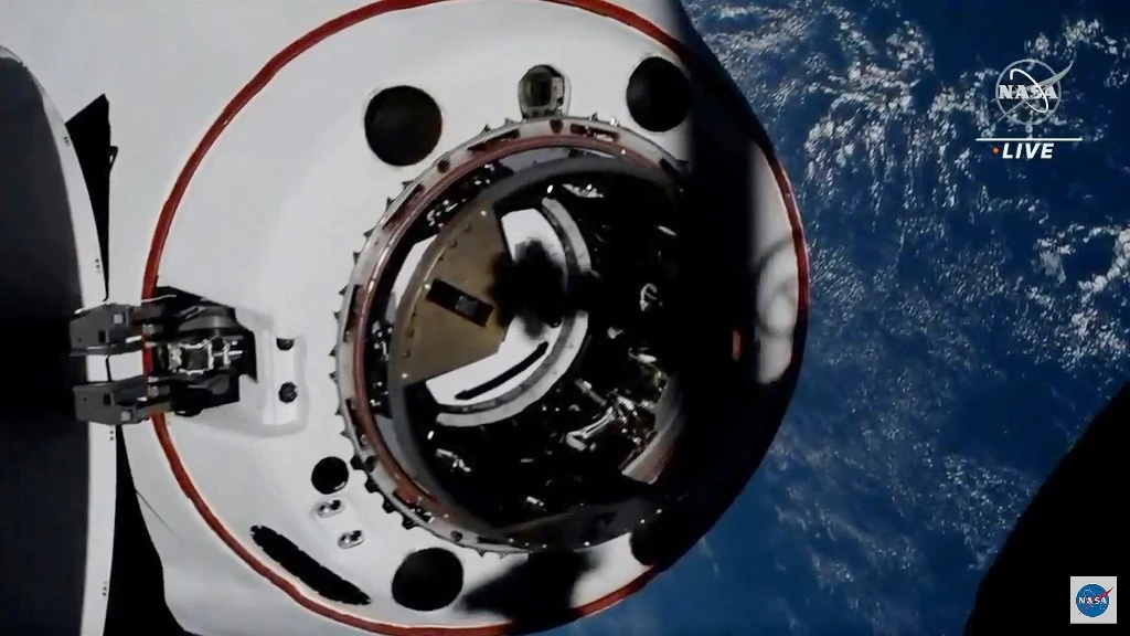 La capsule Crew Dragon de SpaceX amène de nouveaux astronautes sur l'ISS